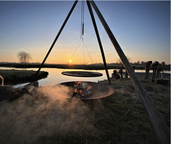 Dreibein Hängegrill-Stativ aus rustikalem Kastanienholz - 250 cm